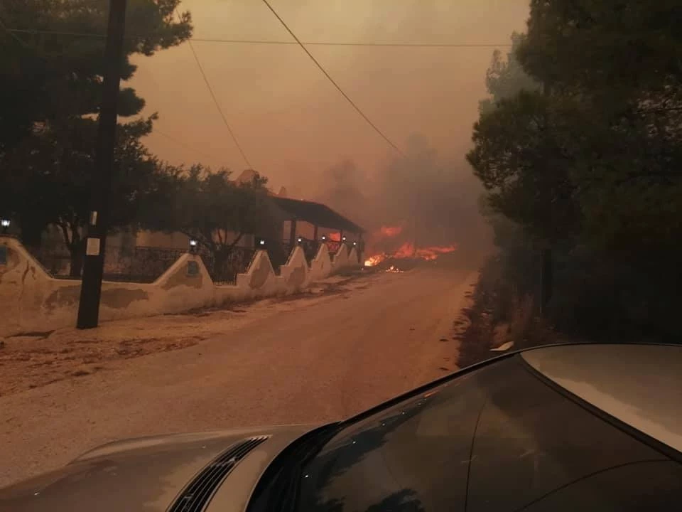 Πύρινη κόλαση: Μεγάλη φωτιά στην Κινέτα – Eγκαταλείπουν τις εστίες του οι κάτοικοι – Στην μάχη της κατάσβεσης και ο στρατός (upd3)